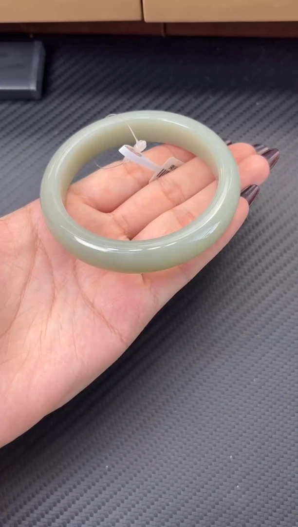 未镶嵌手镯和田玉且末微色差近矿60