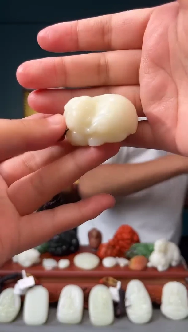 和田玉未镶嵌颈饰吊坠