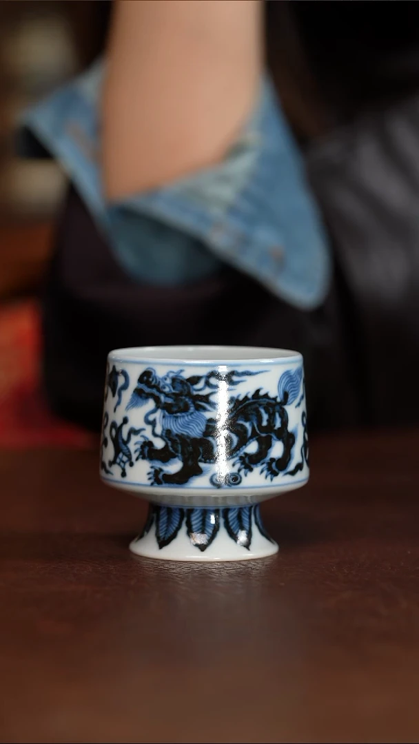 元青花甪端纹高足杯