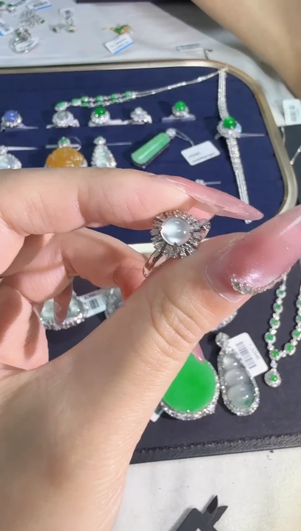 18K金镶嵌戒指翡翠18K金镶嵌戒指翡翠zj多样性发其一