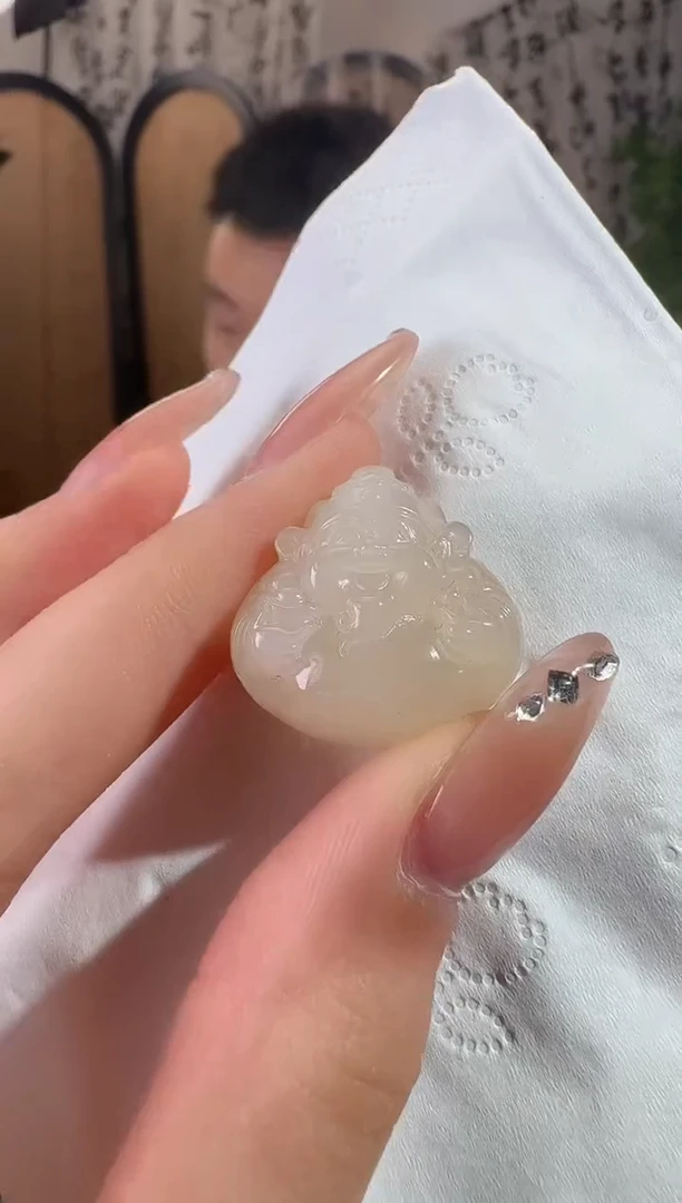 和田玉未镶嵌颈饰藕粉财神 带包容