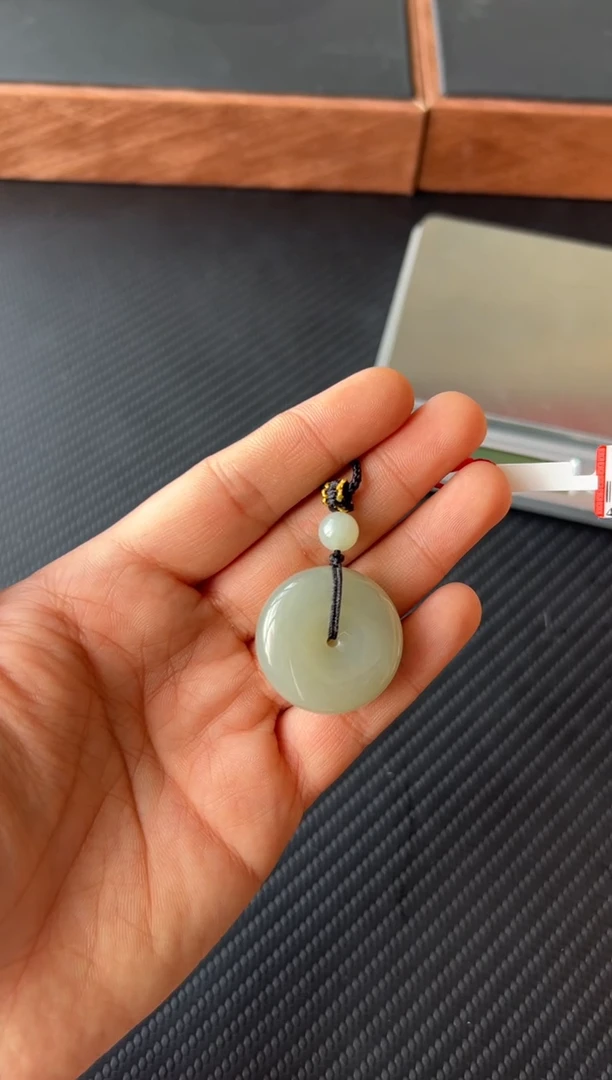 【闪购商品】和田玉吊坠(赠链)未镶嵌且末微色差近矿