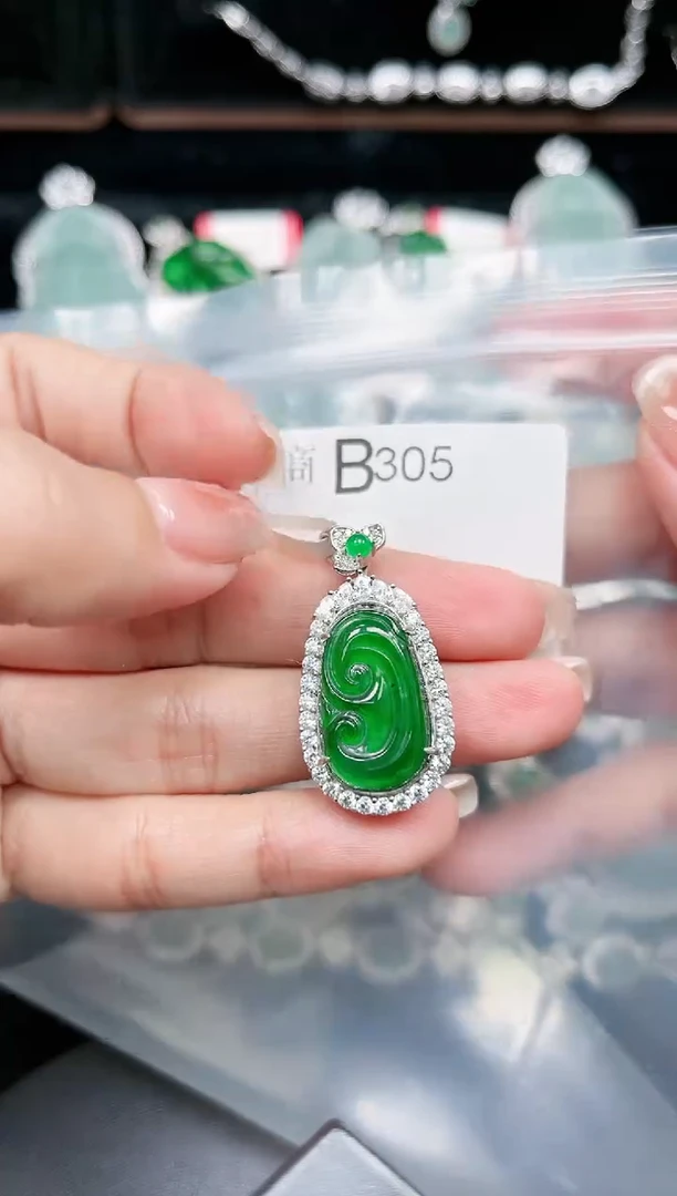 【闪购商品】翡翠颈饰未镶嵌赠皮绳305