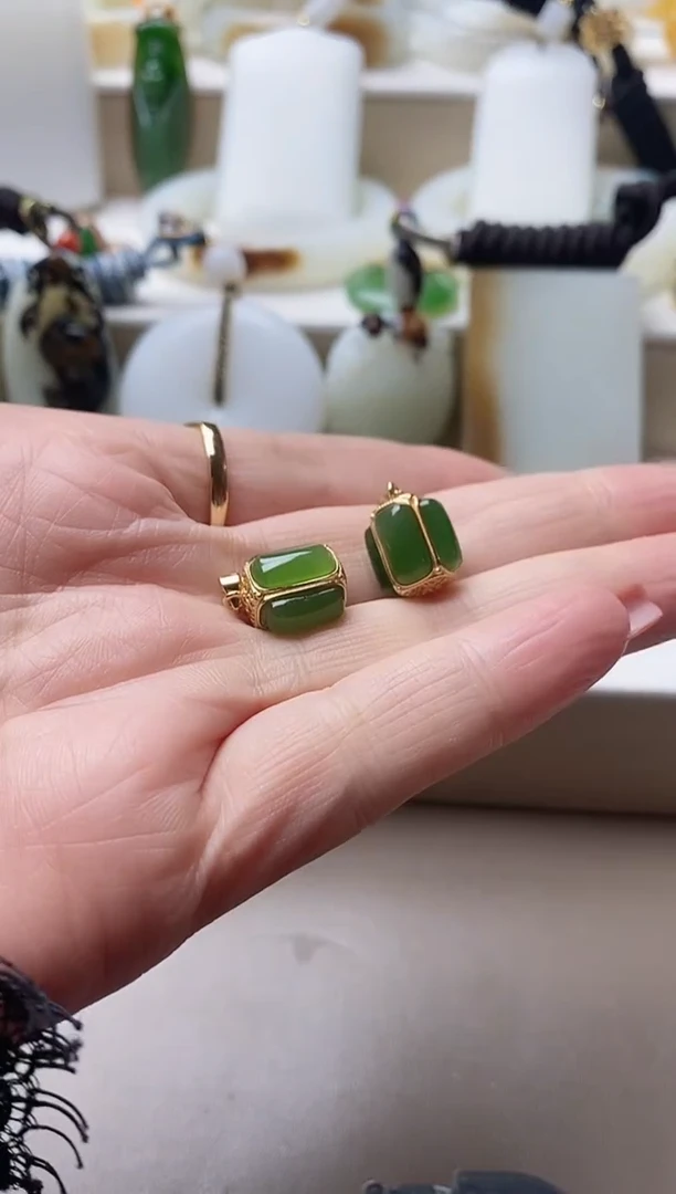 颈饰未镶嵌和田玉吊坠