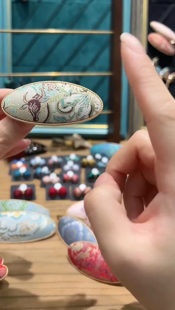 【闪购商品】【一物一拍专车】牛首龙纹小椭圆弹簧夹