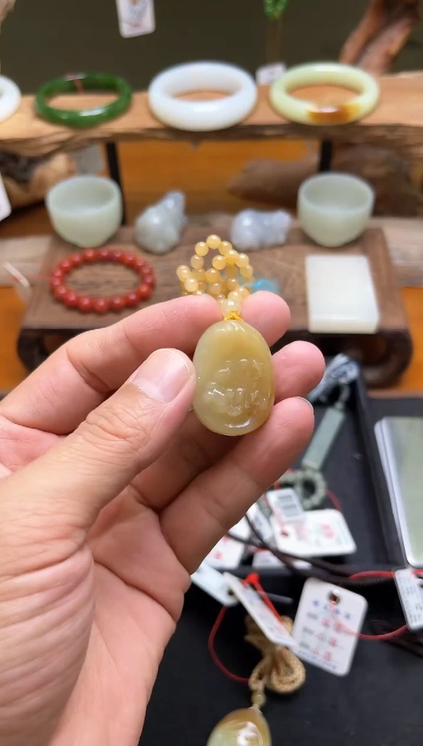吊坠(赠链)未镶嵌和田玉若羌糖黄 花开富贵