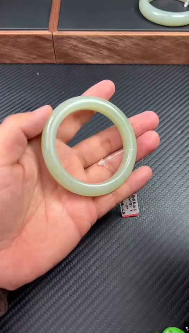 【闪购商品】和田玉手镯未镶嵌且末微色差近矿55k