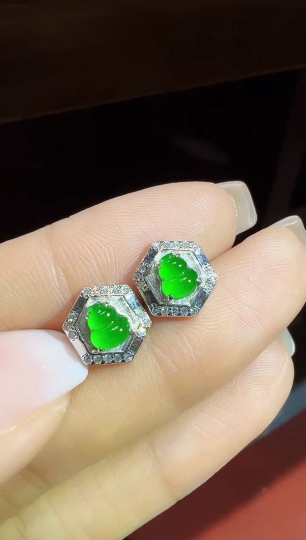 18K金镶嵌翡翠耳钉葫芦