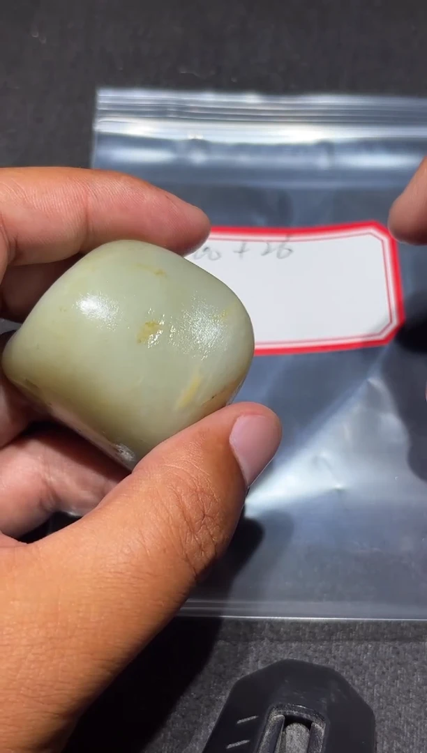 未镶嵌和田玉（糖玉）挂件和田玉