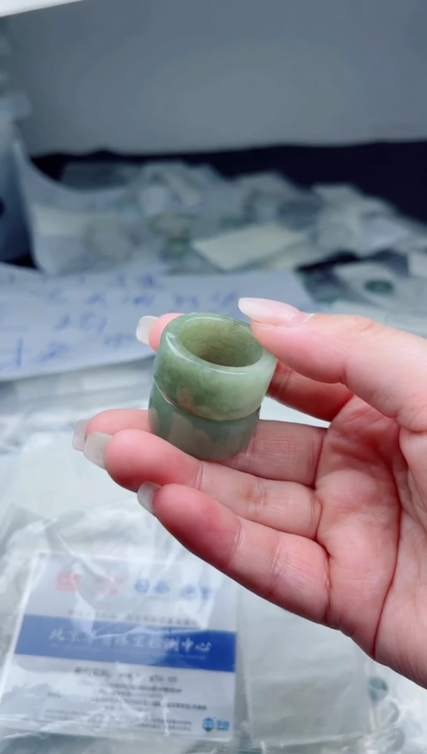 翡翠未镶嵌颈饰戒圈