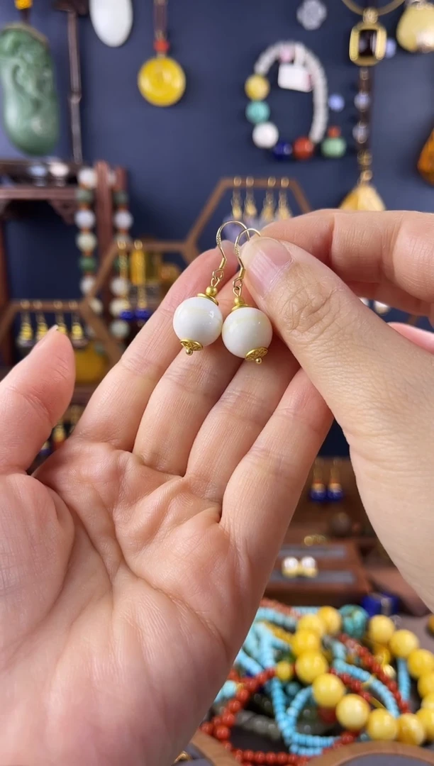 白色珐琅金丝贝耳坠