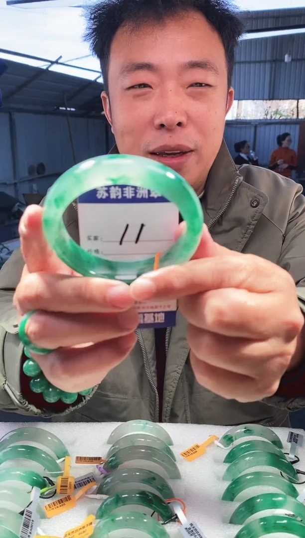 未镶嵌手镯石英质玉（非洲翠）61+