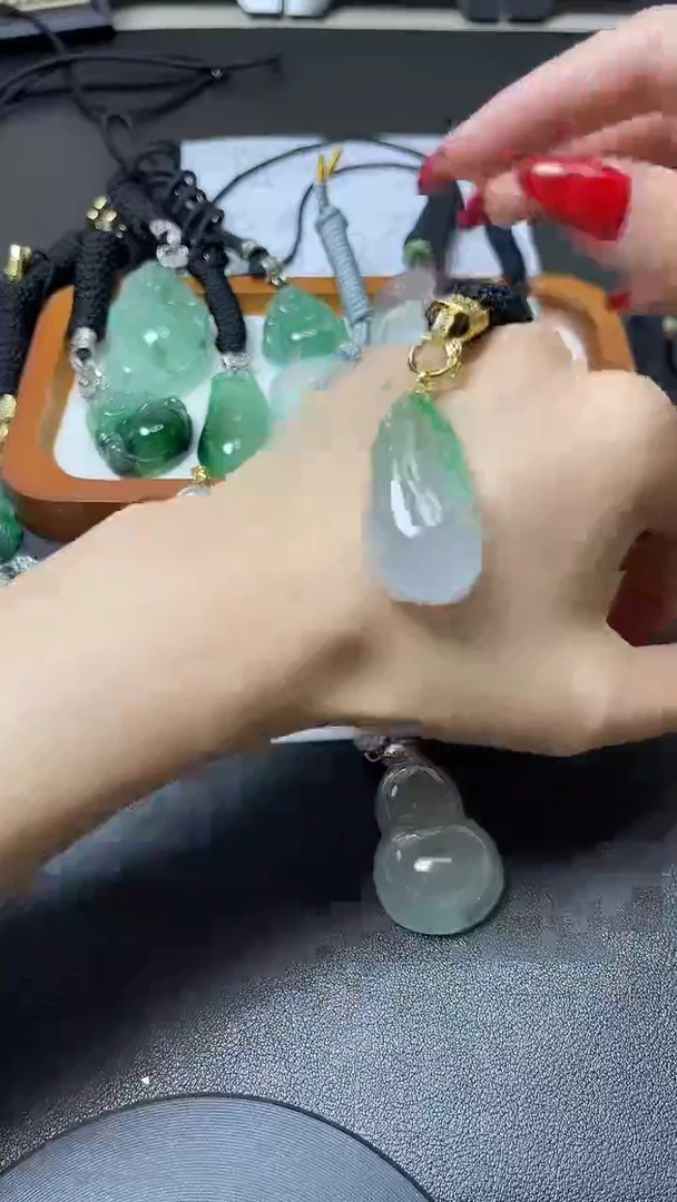 广东石料裴翠时尚女士精品吊坠