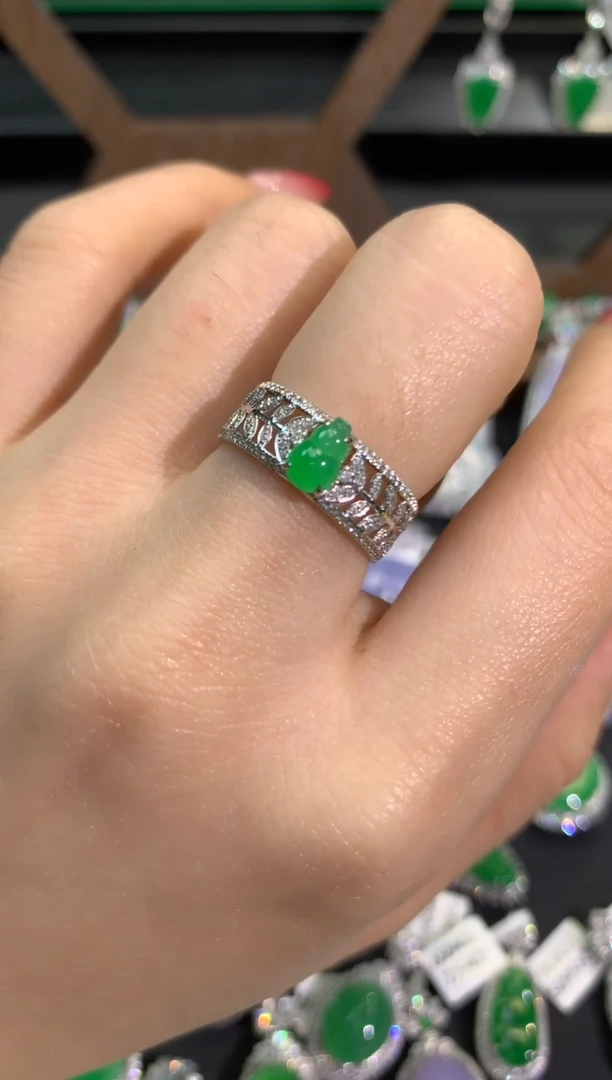 【闪购商品】翡翠吊坠(不含链)18K金镶嵌戒指