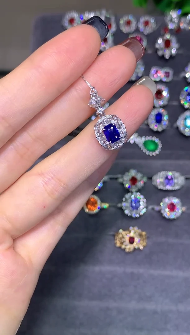 吊坠(不含链)蓝宝石18K金镶嵌0.78ct