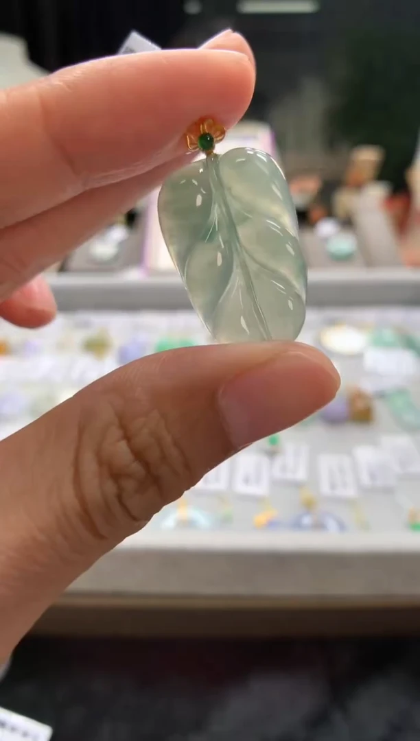 翡翠18K金镶嵌颈饰叶子