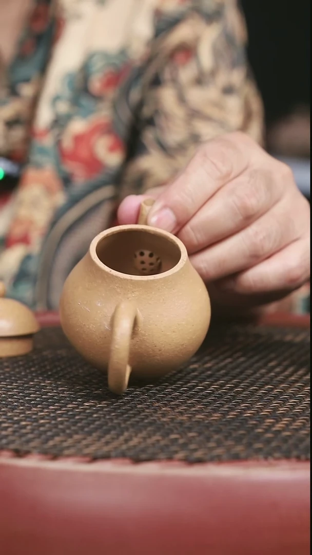 茶壶紫砂22号黄金段梨形150CC微微暇