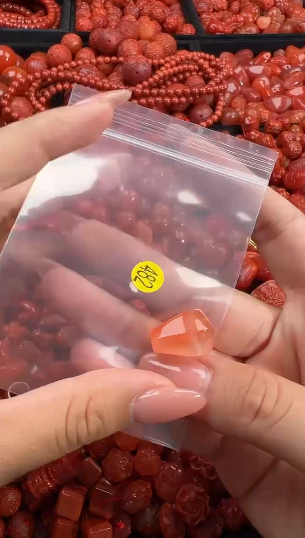 南红玛瑙未镶嵌颈饰1