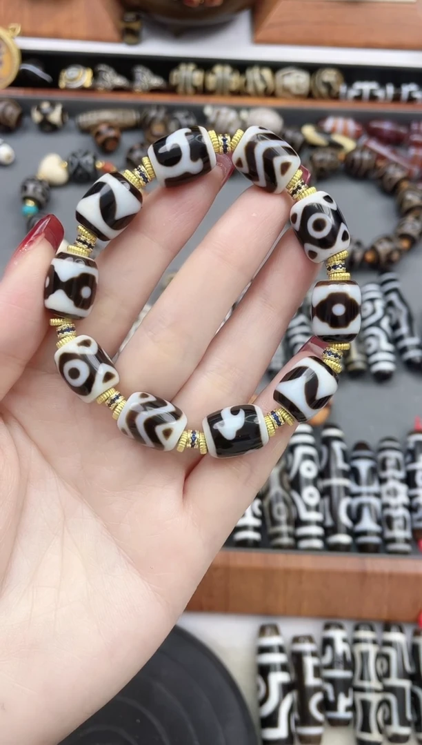 【闪购商品】玛瑙/玉髓手串未镶嵌小黑白桶珠手串随机图腾
