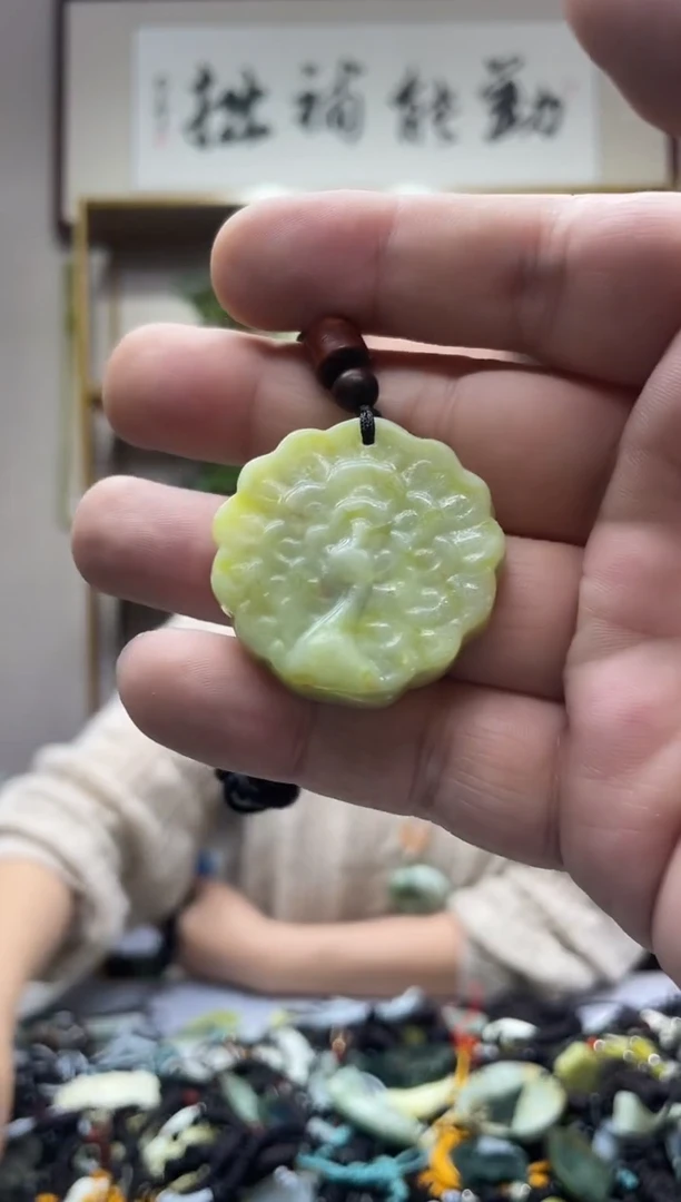 未镶嵌岫玉吊坠`