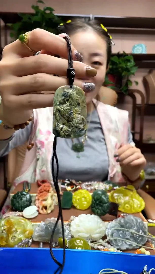 未镶嵌岫玉颈饰·