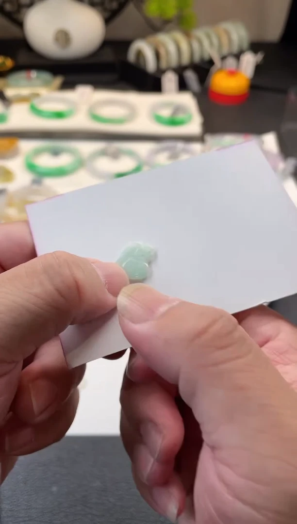 翡翠未镶嵌颈饰有纹裂