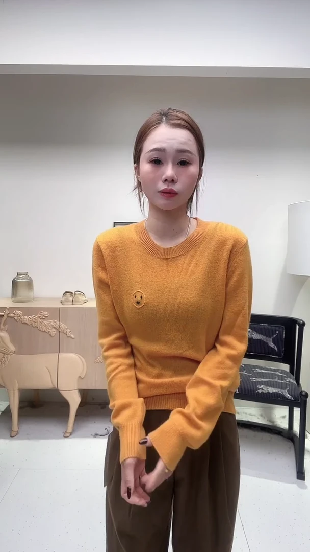 南瓜色U领羊毛衫