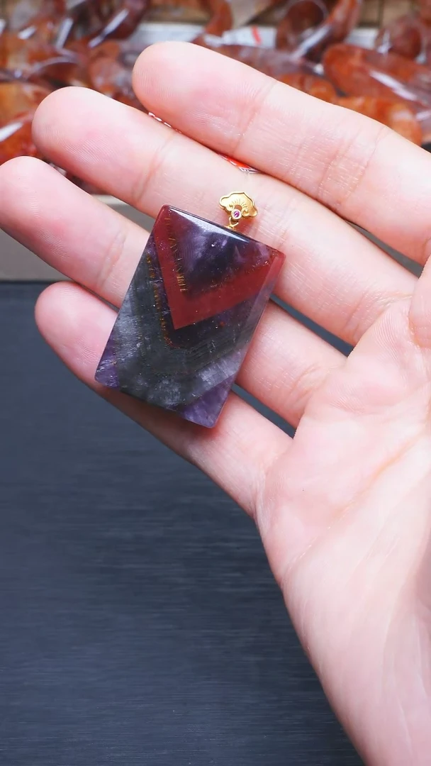 【闪购商品】水晶L004-18k极光23无事牌吊坠18K金镶嵌多样性发其一