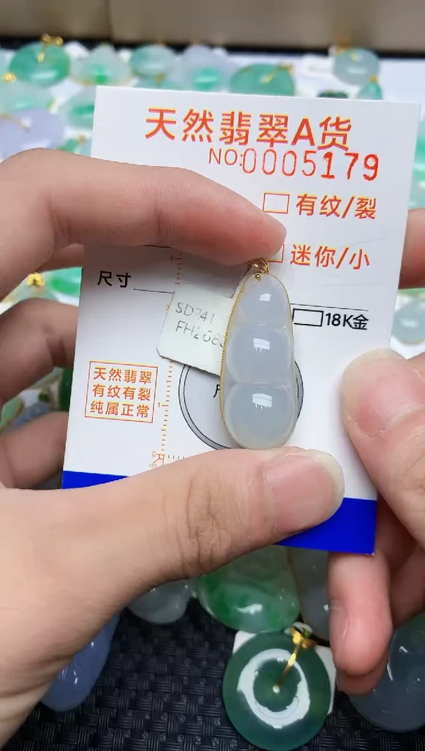 翡翠18K金镶嵌颈饰4545445465