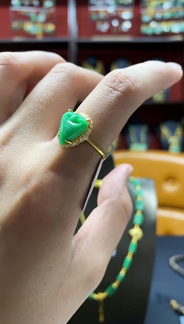 颈饰未镶嵌翡翠戒指