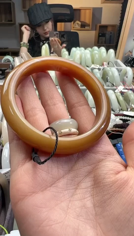 【闪购商品】和田玉手镯未镶嵌且末料金山糖手镯58+