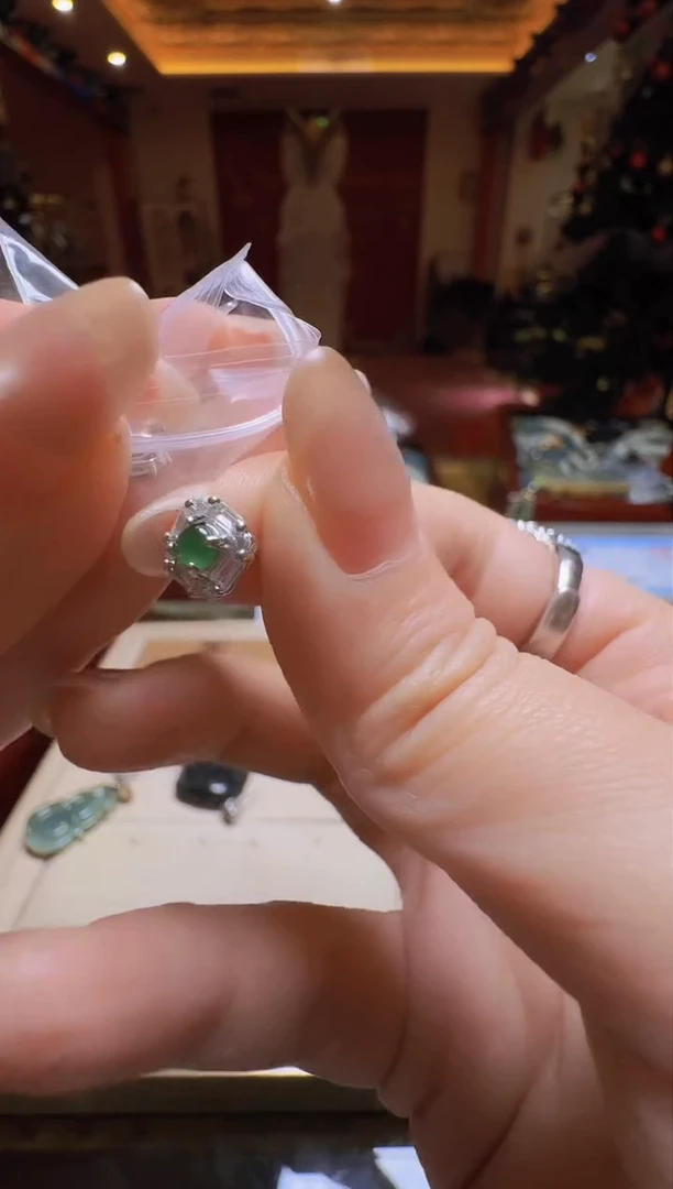 【闪购商品】翡翠吊坠(不含链)未镶嵌翡翠