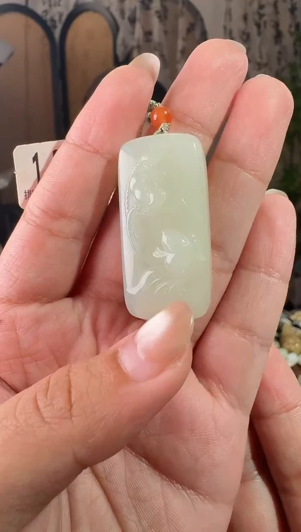 颈饰未镶嵌和田玉花牌 无证书