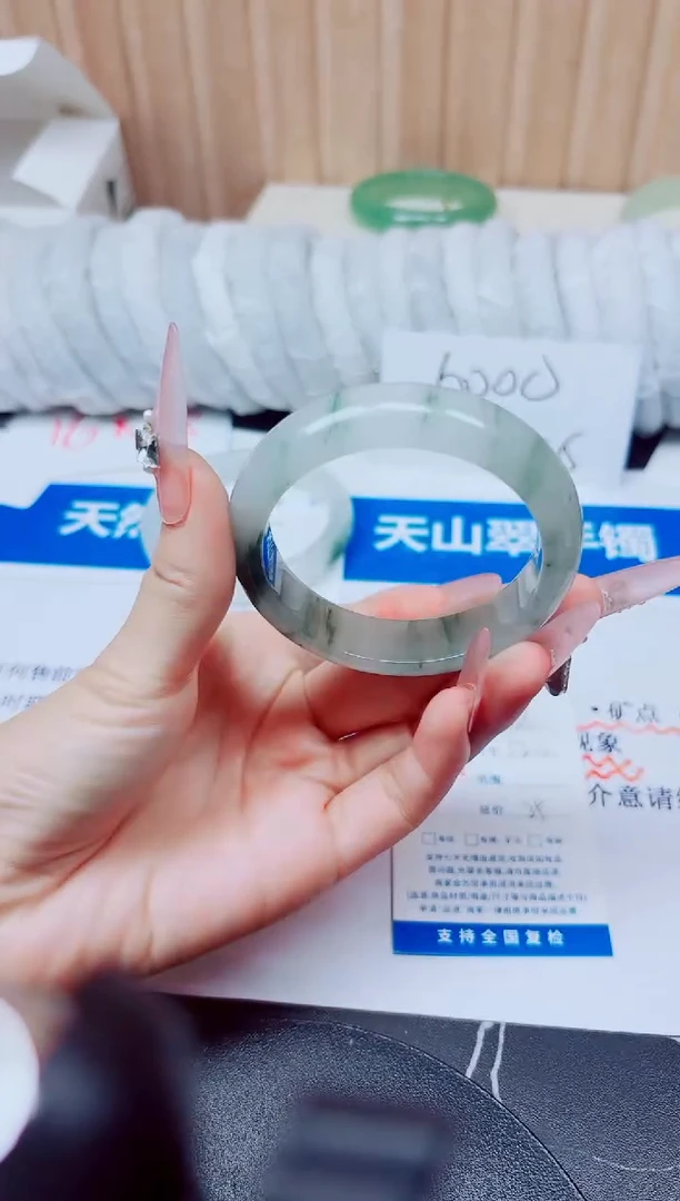 未镶嵌手镯石英质玉126/52.6