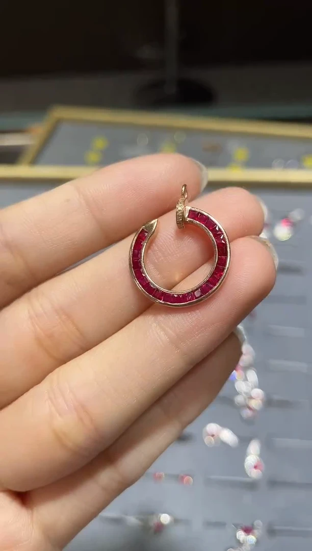 颈饰18K金镶嵌红宝石吊坠