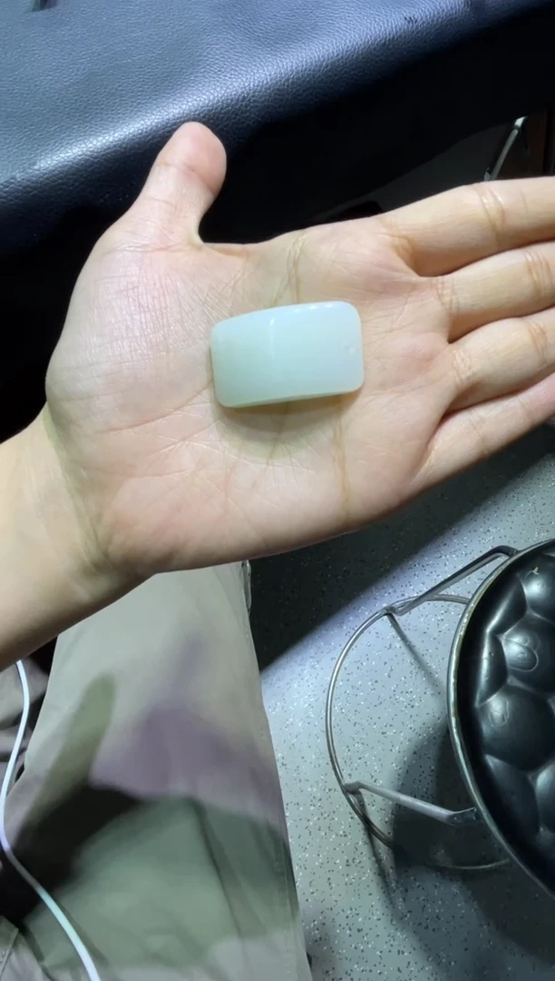 颈饰未镶嵌和田玉格***浅天泰白玉牌子