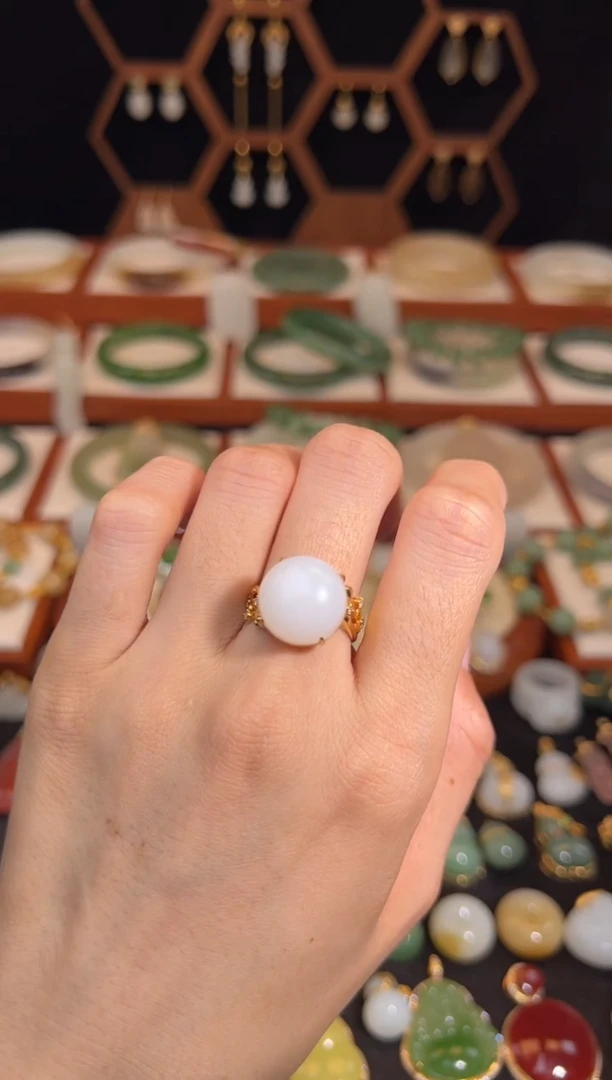 18K金镶嵌戒指和田玉精品