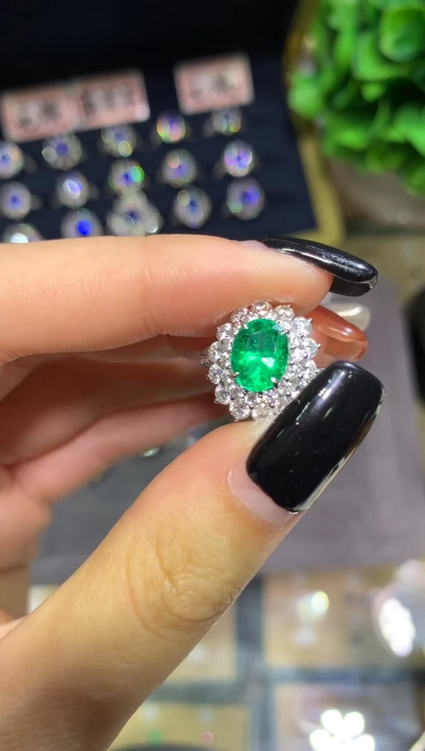 18K金镶嵌戒指祖母绿1.5CT