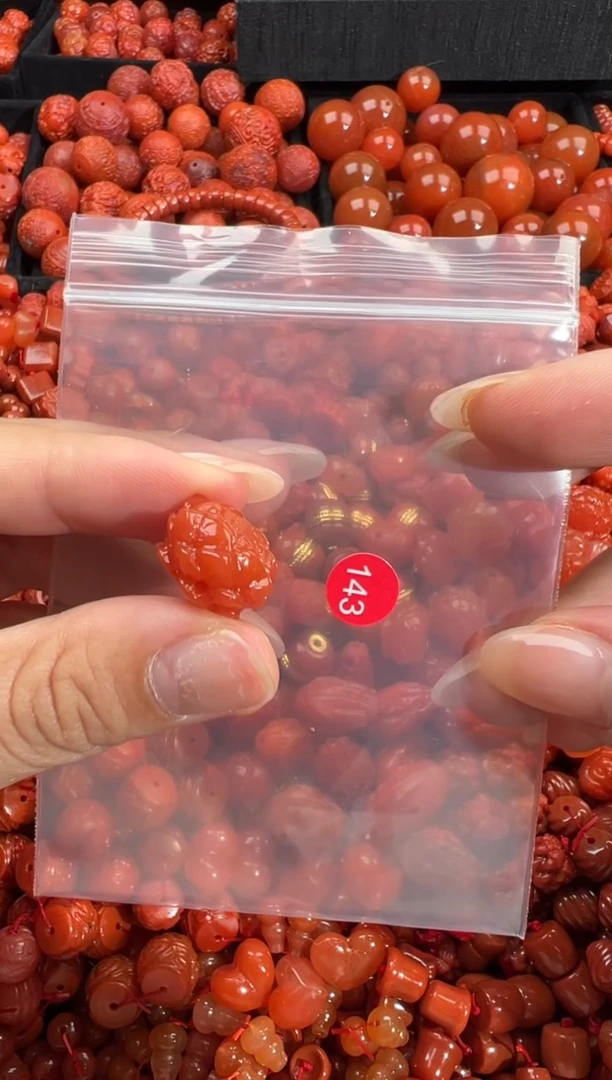 南红玛瑙未镶嵌颈饰1
