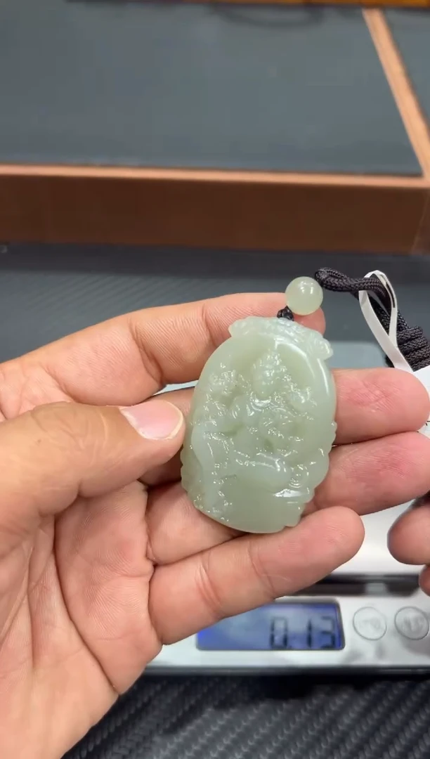 吊坠(赠链)未镶嵌和田玉且末微色差近矿吊坠