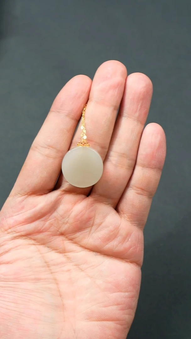 和田玉18K金镶嵌颈饰无事牌