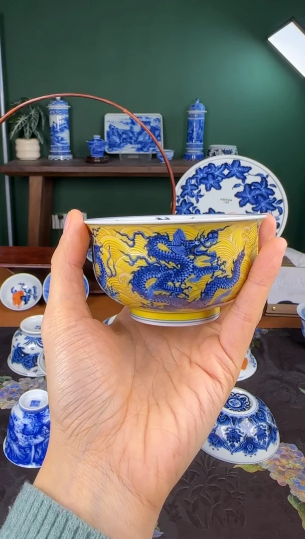 杯水造。  青花黄釉九龙炉式杯