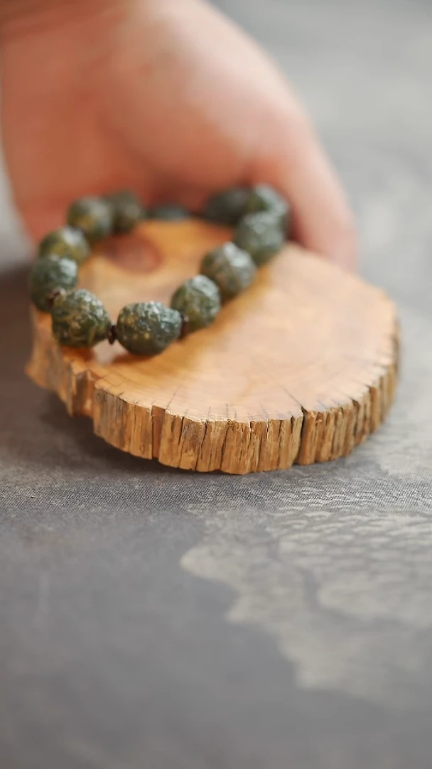 柏木（崖柏）环**扣041陈化黑油玛瑙香片