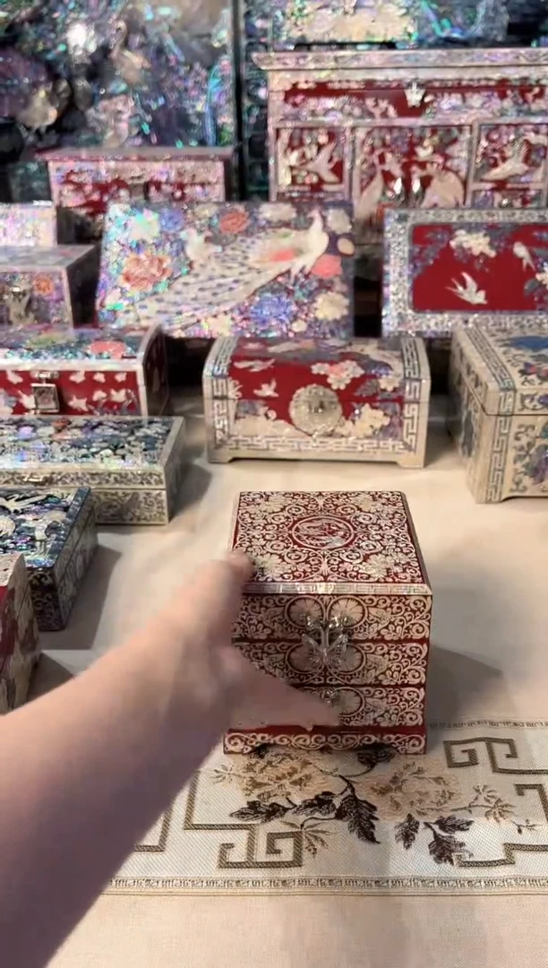 红底龙凤弘贝雅螺钿漆器文化馆