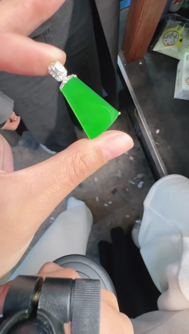 未镶嵌定制翡翠A货有轻微色差属于正常现象，无事牌1