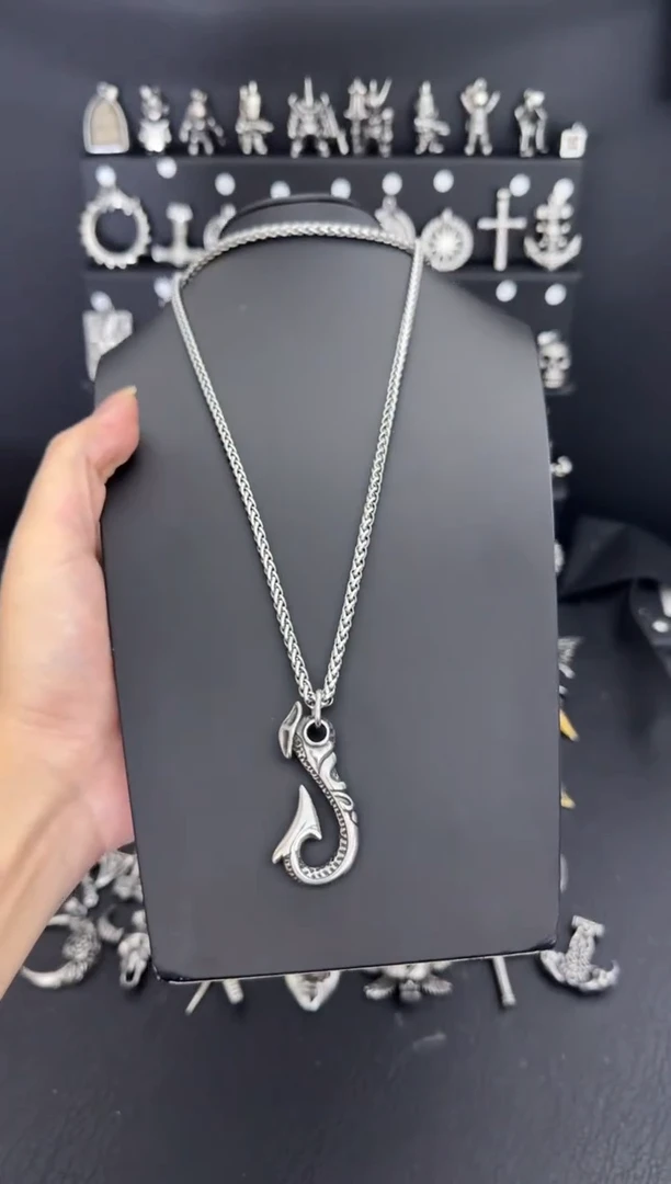 钛钢树脂鱼钩吊坠搭配龙骨项链60CM长