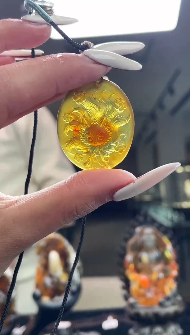 琥珀颈饰未镶嵌缅甸琥珀九尾狐雕刻件