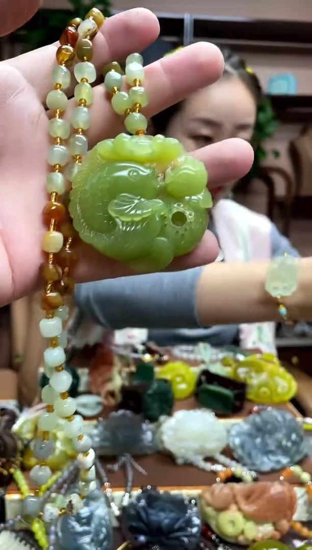 未镶嵌岫玉颈饰·