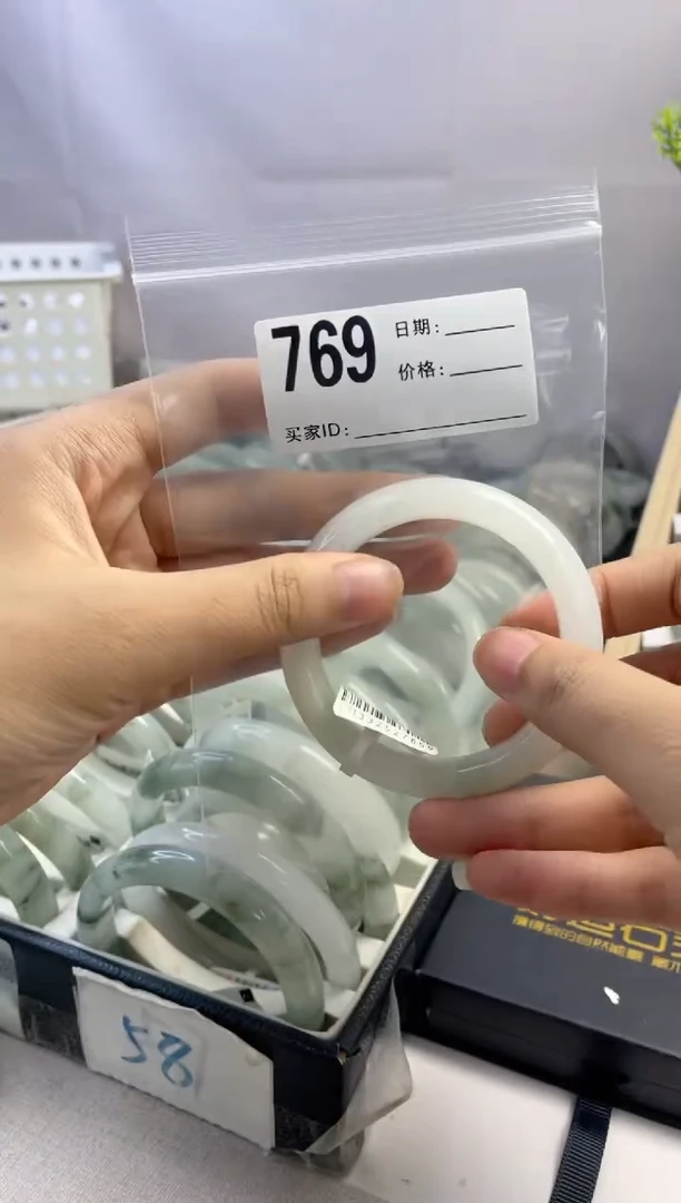 石英质玉（天山翠）手镯未镶嵌769