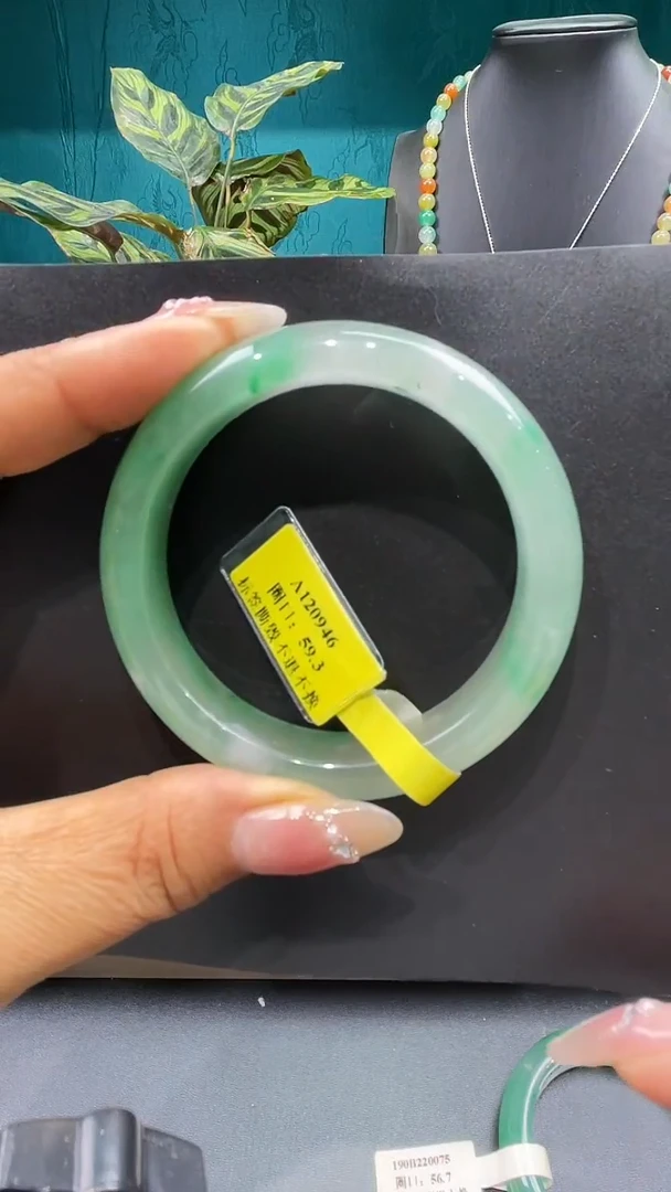 未镶嵌手镯石英质玉（非洲翠）手镯